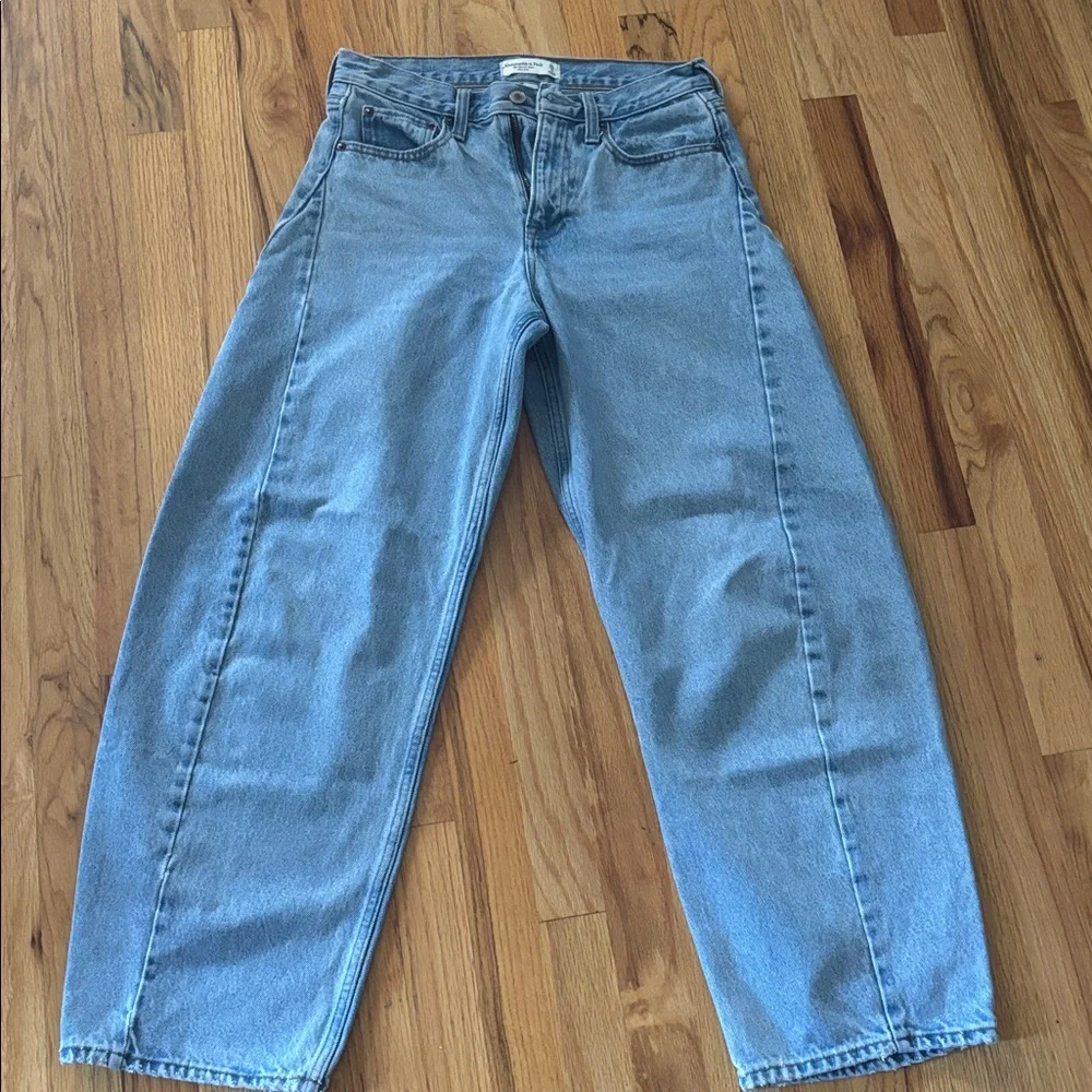 Abercrombie & Fitch Curve love Mid Rise Barrel Jean - Picture 8 of 9